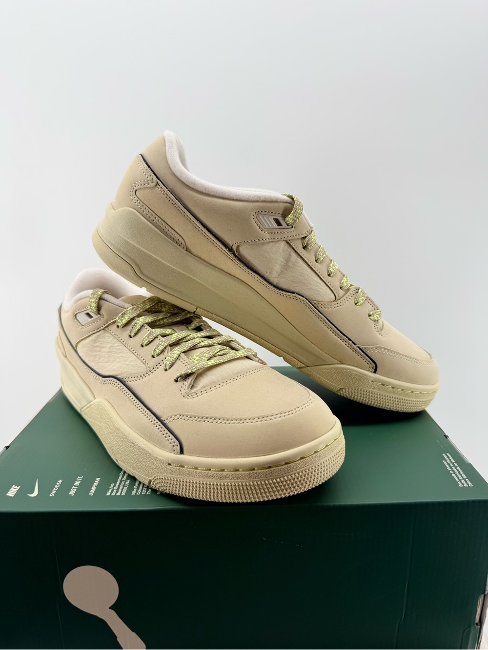 Jordan Flight Court size 12M Legend Sail